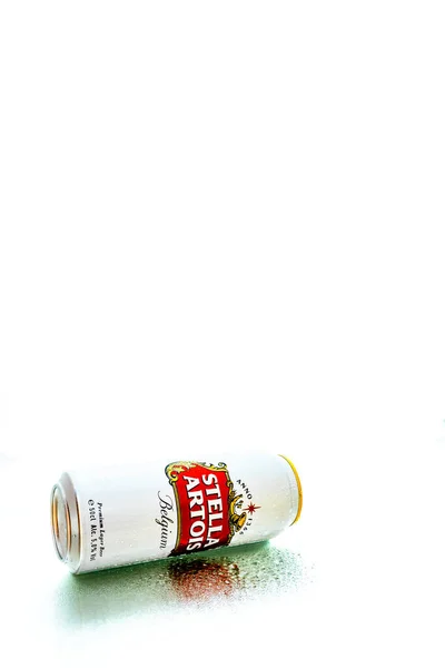 ルーマニアのブカレストでのステラ アルトワの缶ビール 2021年 — ストック写真