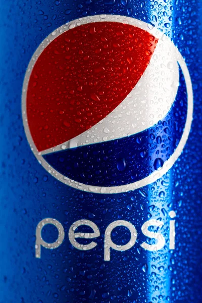 Detalle Clásica Lata Pepsi Con Gotitas Agua Sobre Fondo Negro — Foto de Stock