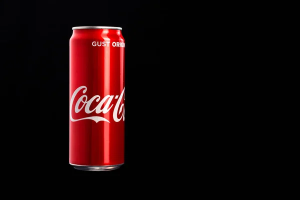 Redactionele Foto Van Klassieke Coca Cola Blik Zwarte Achtergrond Studio — Stockfoto