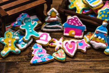 Tahta masadaki ev yapımı Noel kurabiyeleri.