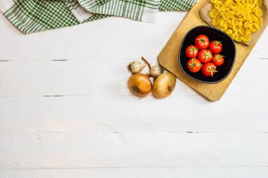 Makarna malzemeleri izole edildi. Çeri domates, makarna, sarımsak ve soğan.