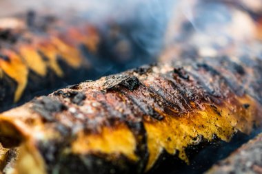 Kömür ızgarasında ızgara balık. Taze balık barbeküsü.