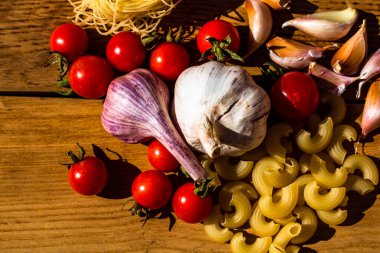 Tahta masadaki İtalyan yemek malzemeleri. Yemek pişirme konsepti