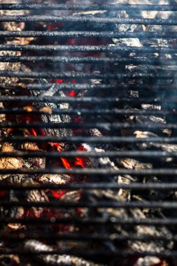 Parlayan ve yanan kömür briketleriyle barbekü ocağı.