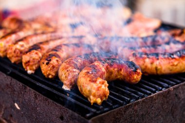 Izgara sosis ve ızgarada domuz pirzolası. Bahçede mangal partisi.