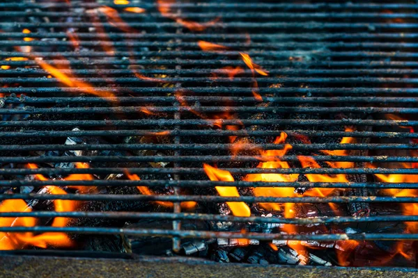 Leere Heiße Holzkohlegrills Mit Heller Flamme Heiß Brennender Grill Freien — Stockfoto