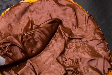 Kızarmış ekmeğe çikolata kreması sürüyorum.