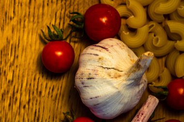 Tahta masadaki İtalyan yemek malzemeleri. Yemek pişirme konsepti