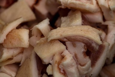 Kasap domuz eti kesiyor.