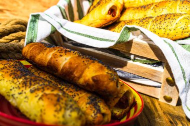 Kırsal bir masada puf böreği içinde sosis. Tatlı sosisli sandviç.