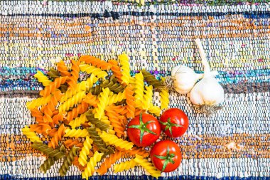 Güzel İtalyan makarnası, domates, soğan ve makarna pişirmek için sarımsak.