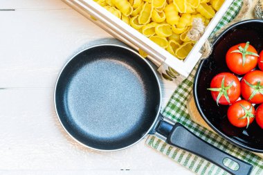 Güzel İtalyan makarnası, domates, soğan ve makarna pişirmek için sarımsak.