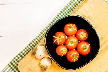 Makarna malzemeleri izole edildi. Çeri domates, makarna, sarımsak ve soğan.