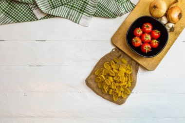 Makarna malzemeleri izole edildi. Çeri domates, makarna, sarımsak ve soğan.