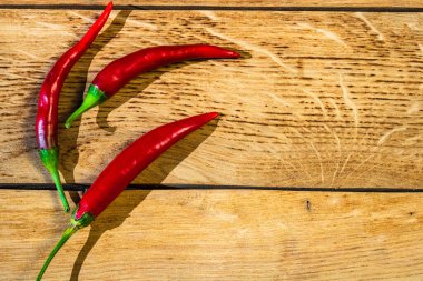 Ahşap masa üzerinde kırmızı biber