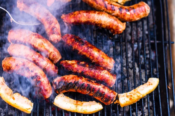 Grillowanie Kiełbasek Kotletów Wieprzowych Grillu Grill Ogrodzie — Zdjęcie stockowe