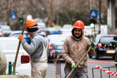 Romanya 'nın Bükreş kentinde inşaat işçileri, 2021