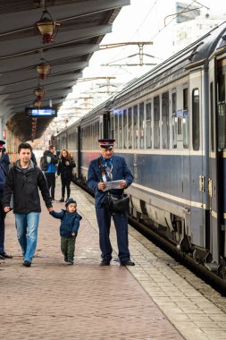 Bükreş 'teki Bükreş Kuzey Tren İstasyonu' nun (Gara de Nord Bükreş) tren peronunda tren bekleyen gezginler ve banliyö sakinleri, 2022