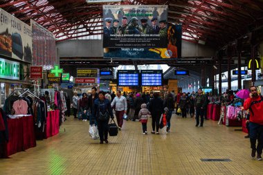 Bükreş 'teki Bükreş Kuzey Tren İstasyonu' nun (Gara de Nord Bükreş) tren peronunda tren bekleyen gezginler ve banliyö sakinleri, 2022