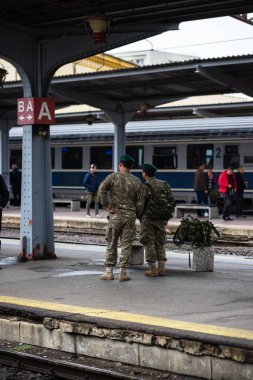 Romanya 'nın Bükreş tren istasyonunda 2022' de tren bekleyen Romen askeri.