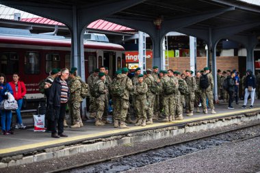 Romanya 'nın Bükreş tren istasyonunda 2022' de tren bekleyen Romen askeri.