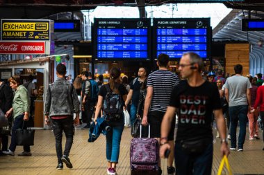 Bükreş 'teki Bükreş Kuzey Tren İstasyonu' nun (Gara de Nord Bükreş) tren peronunda tren bekleyen gezginler ve banliyö sakinleri, 2022