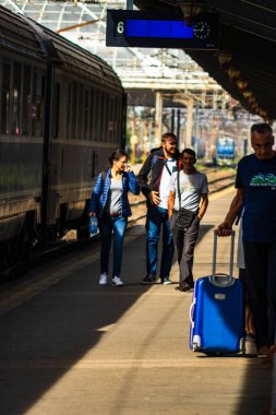 Bükreş 'teki Bükreş Kuzey Tren İstasyonu' nun (Gara de Nord Bükreş) tren peronunda tren bekleyen gezginler ve banliyö sakinleri, 2022