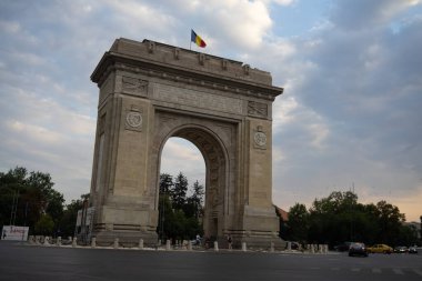 Romanya 'nın Bükreş kentindeki Zafer Kemeri' nde (Arcul de Triumf) trafik ve yoğun şehir trafiği, 2021