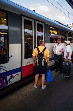 Bükreş 'teki Bükreş Kuzey Tren İstasyonu' nun (Gara de Nord Bükreş) tren peronunda tren bekleyen gezginler ve banliyö sakinleri, 2022