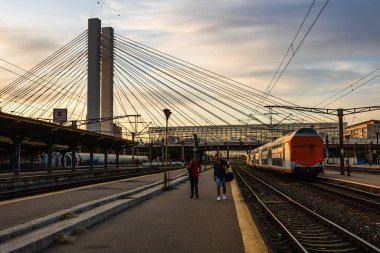 Bükreş, Romanya 'daki Bükreş (Gara de Nord Bükreş) tren istasyonunda ya da hareket halindeki tren platformunda 2022