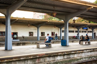 Bükreş 'teki Bükreş Kuzey Tren İstasyonu' nun (Gara de Nord Bükreş) tren peronunda tren bekleyen gezginler ve banliyö sakinleri, 2022