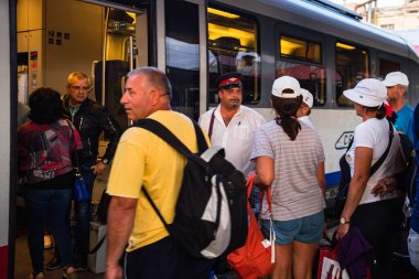 Bükreş 'teki Bükreş Kuzey Tren İstasyonu' nun (Gara de Nord Bükreş) tren peronunda tren bekleyen gezginler ve banliyö sakinleri, 2022