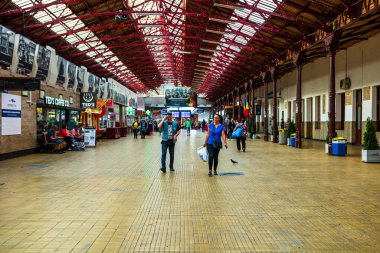 Bükreş 'teki Bükreş Kuzey Tren İstasyonu' nun (Gara de Nord Bükreş) tren peronunda tren bekleyen gezginler ve banliyö sakinleri, 2022