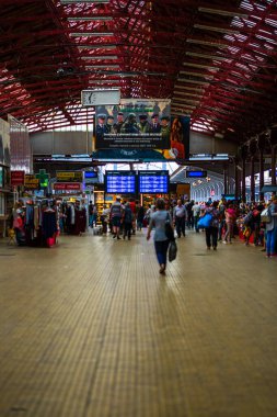 Bükreş 'teki Bükreş Kuzey Tren İstasyonu' nun (Gara de Nord Bükreş) tren peronunda tren bekleyen gezginler ve banliyö sakinleri, 2022
