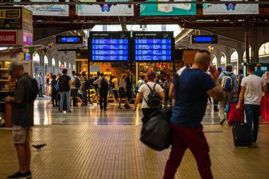 Bükreş 'teki Bükreş Kuzey Tren İstasyonu' nun (Gara de Nord Bükreş) tren peronunda tren bekleyen gezginler ve banliyö sakinleri, 2022
