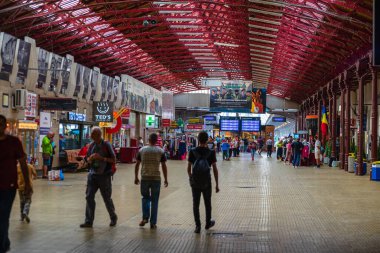 Bükreş 'teki Bükreş Kuzey Tren İstasyonu' nun (Gara de Nord Bükreş) tren peronunda tren bekleyen gezginler ve banliyö sakinleri, 2022