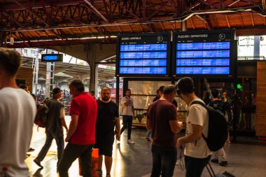 Bükreş 'teki Bükreş Kuzey Tren İstasyonu' nun (Gara de Nord Bükreş) tren peronunda tren bekleyen gezginler ve banliyö sakinleri, 2022