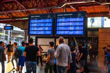 Bükreş 'teki Bükreş Kuzey Tren İstasyonu' nun (Gara de Nord Bükreş) tren peronunda tren bekleyen gezginler ve banliyö sakinleri, 2022