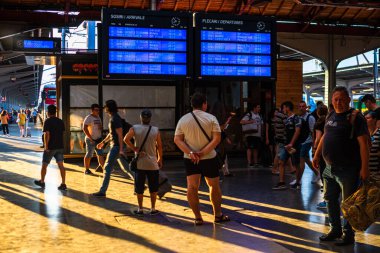 Bükreş 'teki Bükreş Kuzey Tren İstasyonu' nun (Gara de Nord Bükreş) tren peronunda tren bekleyen gezginler ve banliyö sakinleri, 2022