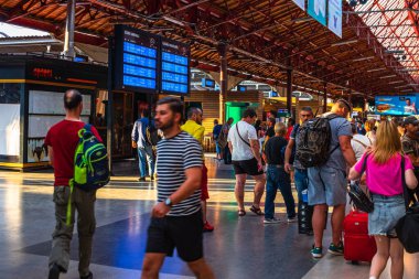 Bükreş 'teki Bükreş Kuzey Tren İstasyonu' nun (Gara de Nord Bükreş) tren peronunda tren bekleyen gezginler ve banliyö sakinleri, 2022