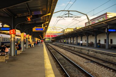 Bükreş 'teki Bükreş Kuzey Tren İstasyonu' nun (Gara de Nord Bükreş) tren peronunda tren bekleyen gezginler ve banliyö sakinleri, 2022