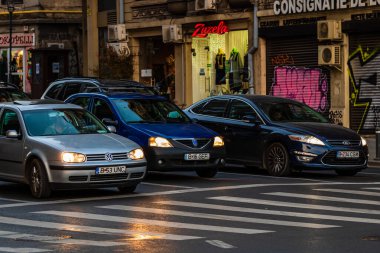 Şehrin şehir merkezinde trafik sıkışıklığında araçlar. Romanya 'nın başkenti Bükreş' te sabah akşam araba kirliliği ve trafik sıkışıklığı, 2021