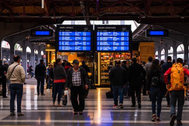 Bükreş 'teki Bükreş Kuzey Tren İstasyonu' nun (Gara de Nord Bükreş) tren peronunda tren bekleyen gezginler ve banliyö sakinleri, 2022