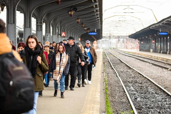 Bükreş 'teki Bükreş Kuzey Tren İstasyonu' nun (Gara de Nord Bükreş) tren peronunda tren bekleyen gezginler ve banliyö sakinleri, 2022