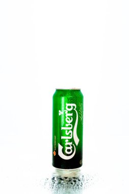 Bükreş, Romanya, 2021 'de bir kutu Carlsberg birası