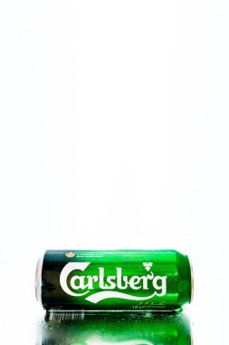 Bükreş, Romanya, 2021 'de bir kutu Carlsberg birası
