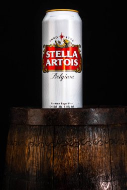 Bir kutu Stella Artois birası, bira fıçısının üzerinde, koyu arkaplanlı. Bükreş, Romanya, 2021