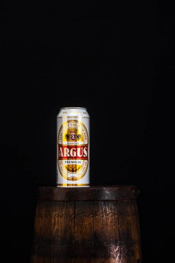 Bira fıçısının üzerinde koyu argus birası. Bükreş, Romanya, 2021
