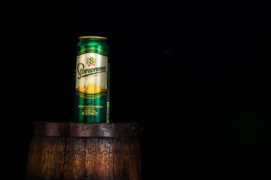 Bira fıçısında koyu arkaplanlı Staropramen birası. Romanya 'nın Bükreş kentinde 2021 yılında çekilen illüstrasyon fotoğrafı