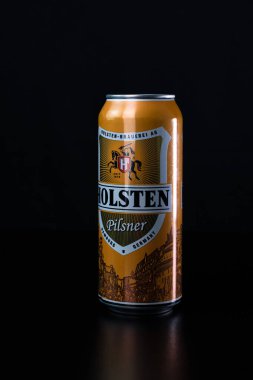 Holsten birası siyah arka planda izole edilmiş. Bükreş, Romanya, 2021